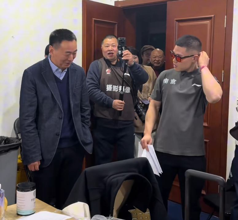 安博体育登录入口-同曦胜深圳，老板更衣室肯定全队，郭昊文汉兹获腰带，氛围极佳
