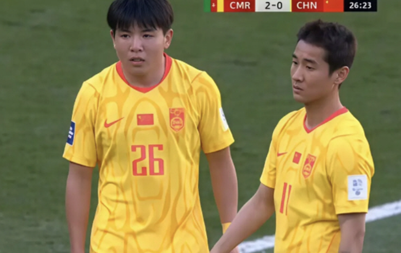 安博体育-国足0-2仅1小时，韩媒幸灾乐祸！一国脚跟对方交换球衣，名字曝光